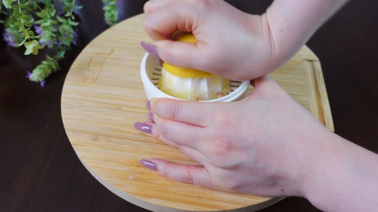 squeezing lemon