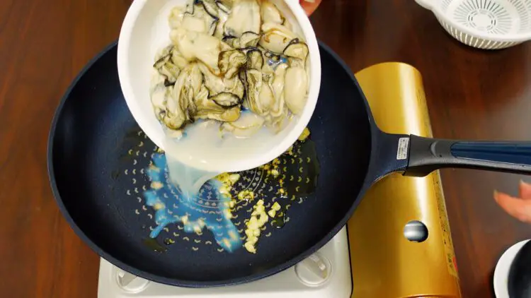 When the garlic starts to give out nice fragrance add oysters
