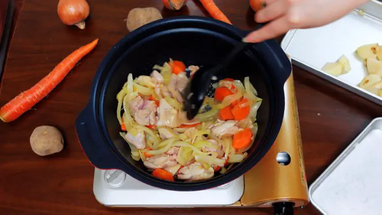 add carrot and meat to the pan