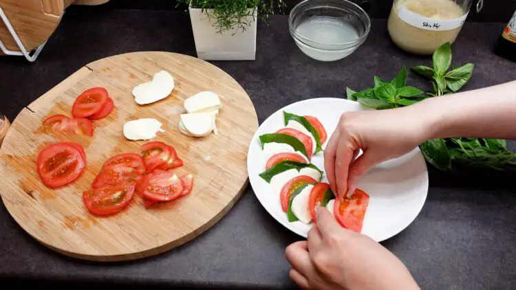 lay these slices along with basil leaves alternatingly on a plate