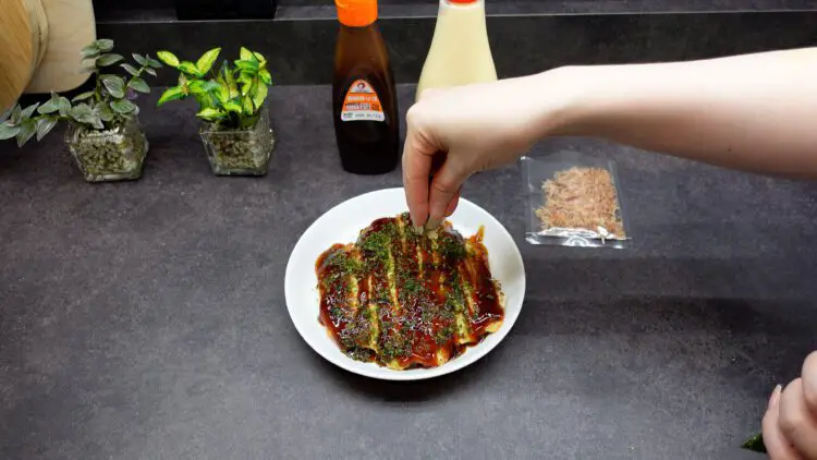 sprinkle green seaweed (aonori), all over