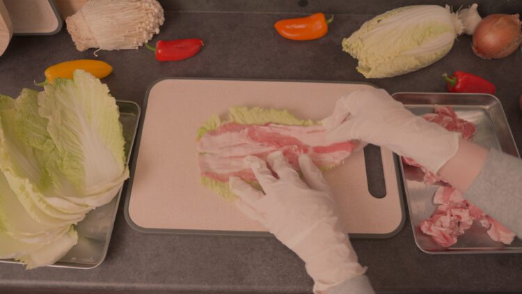 cover the top of the leaf with a layer of pork slices