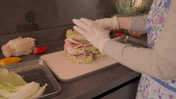 Keep layering a leaf of Chinese cabbage and a layer of pork slices alternatingly