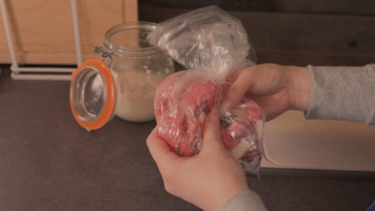 Place the sliced sashimi into a plastic bag, add a little bit of shio koji
