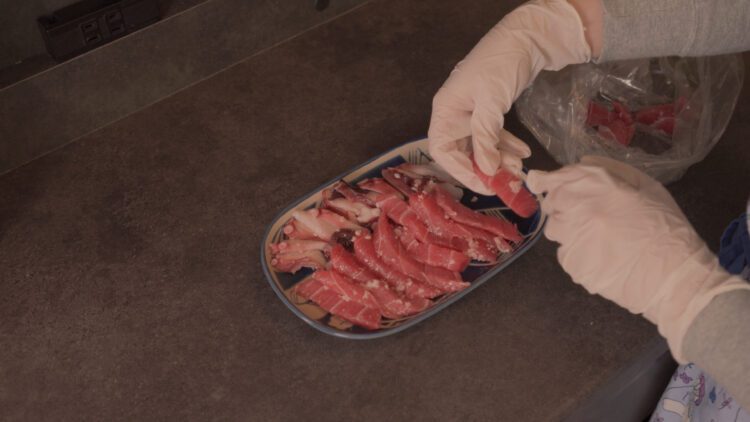 Take out the slices of sashimi from the bag, place them onto a plate