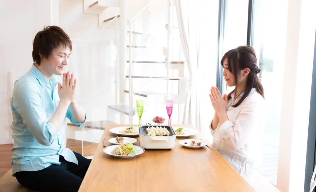 japanese couple eating at home