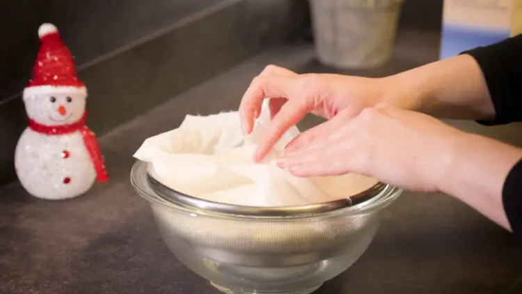 Cover the top of the kefir with the cloth
