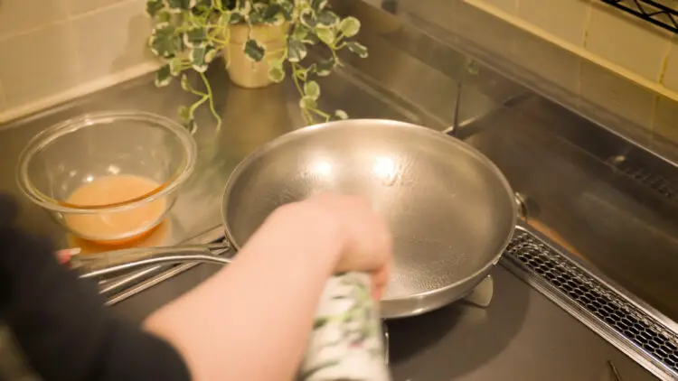 Place a large pan on low heat and apply a thin coat of oil
