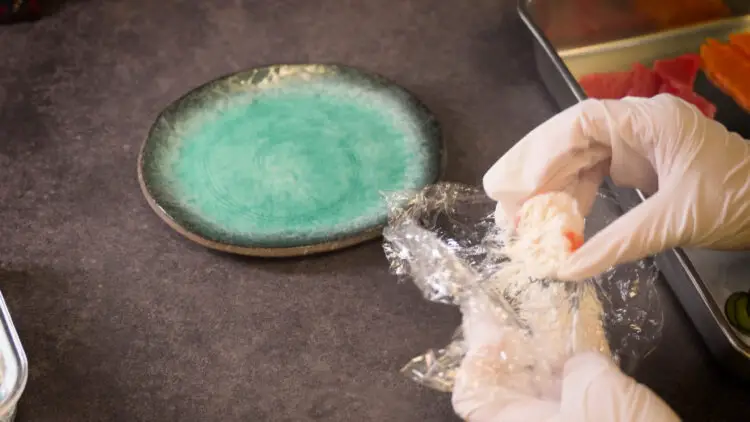 Take out the ball-shaped sushi from the plastic wrap