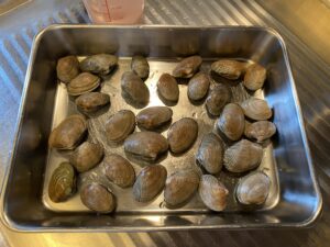 Lay clams in a single layer on a tray