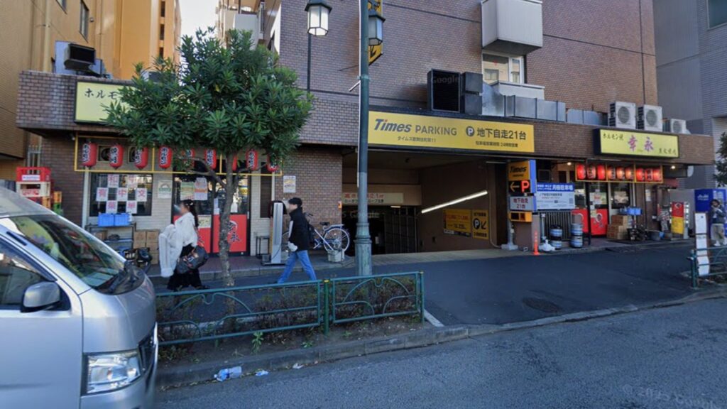 two separate spaces of Koei Shinjuku Honten across a parking lot